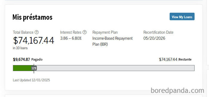 Resumen de préstamos estudiantiles en Estados Unidos con un saldo total de más de 74,000 dólares y plan de pago basado en ingresos.