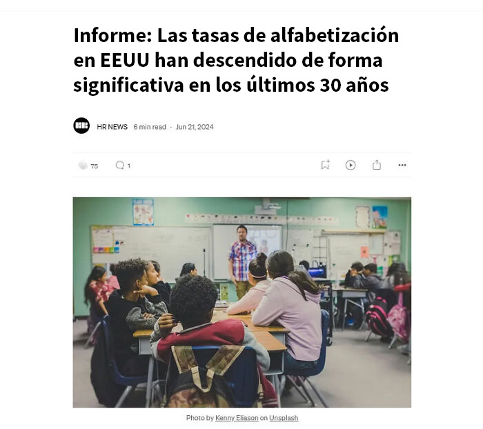 Clase en aula con estudiantes atentos y maestro al frente, ilustrando la educación en Estados Unidos y sus desafíos actuales.