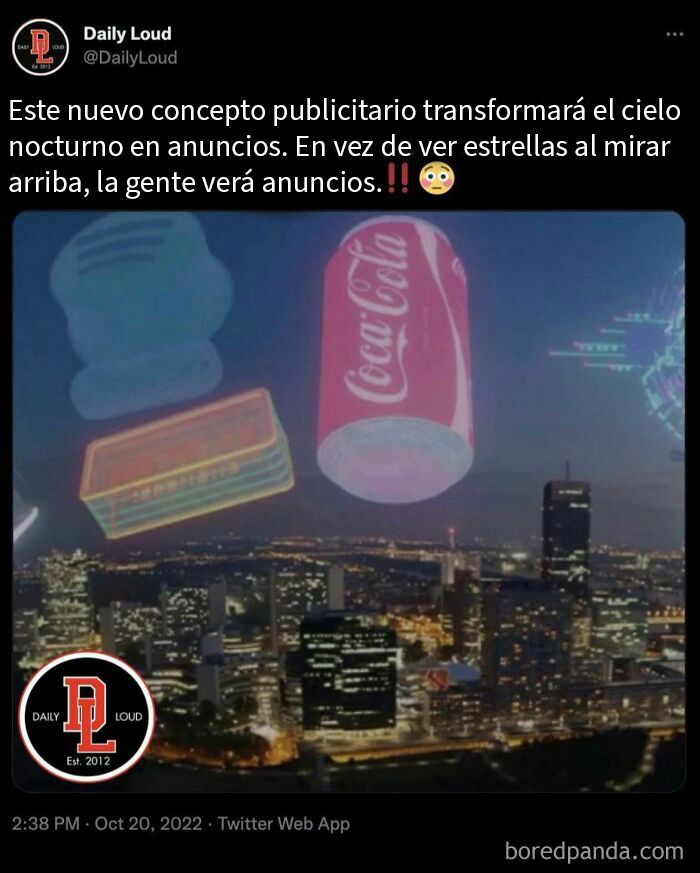 Publicidad futurista proyectada sobre una ciudad nocturna en Estados Unidos, creando una escena digna de una pesadilla distópica.