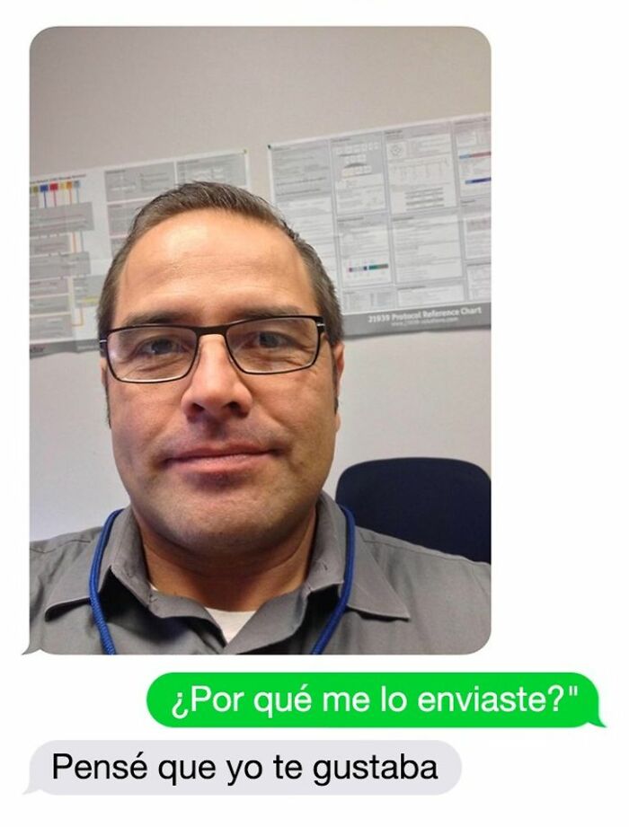 Hombre enviando selfie divertido en un chat, texto gracioso que refleja conversaciones para reír hoy en mensajes.