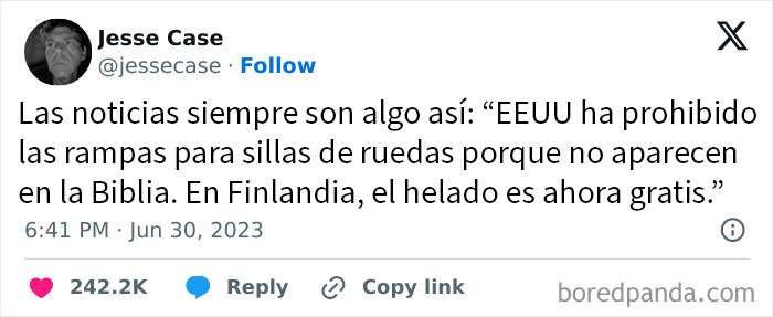 Tuit humorístico sobre noticias raras, ideal para memes al azar que alegran el día y levantan el ánimo.