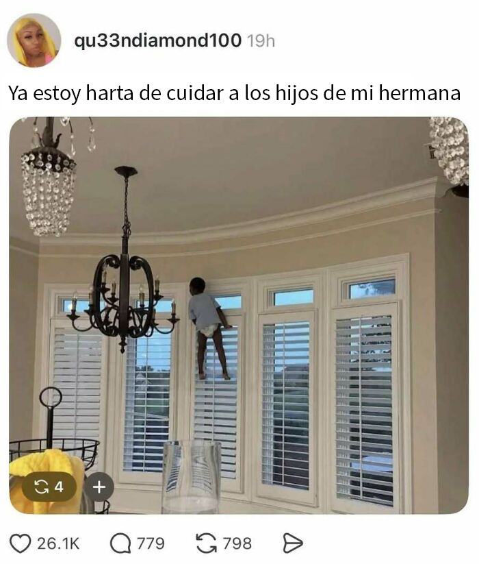 Pareja de abuelos caminando tomados de la mano en centro comercial con un meme divertido sobre Alzheimer y matrimonio.