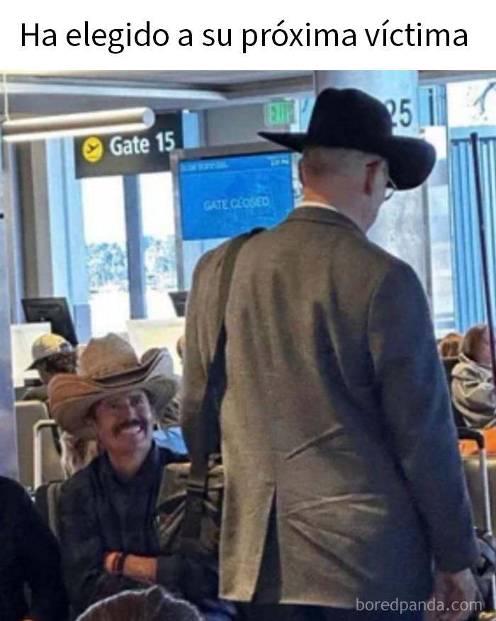 Hombre con sombrero vaquero sonriendo sentado en aeropuerto junto a hombre con sombrero negro y chaqueta gris memes divertidos para levantar ánimo.