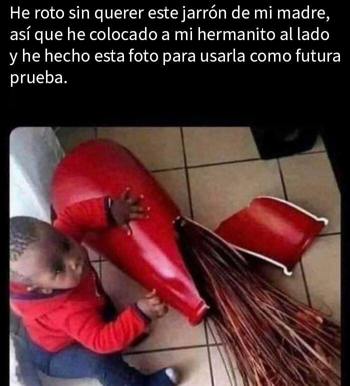 Hombre serio sentado en un bar sosteniendo un vaso, meme divertido que muestra emociones para levantar el ánimo.