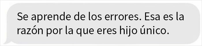 Conversación divertida por mensaje entre dos personas con bromas que generan risas y buen humor online.