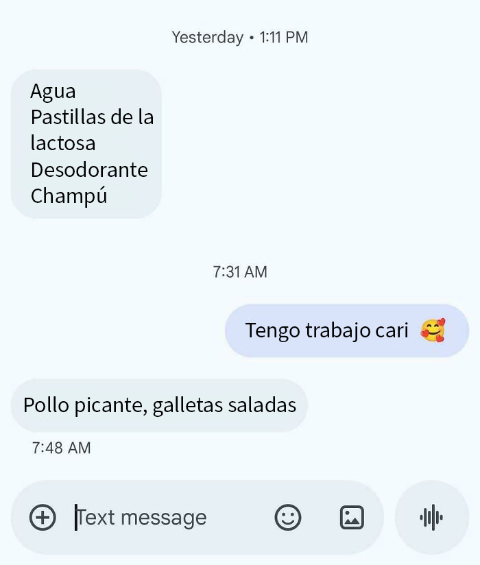 Conversación divertida por mensaje de texto entre cliente y soporte de Chick-Fil-A sobre vacas y productos lácteos.