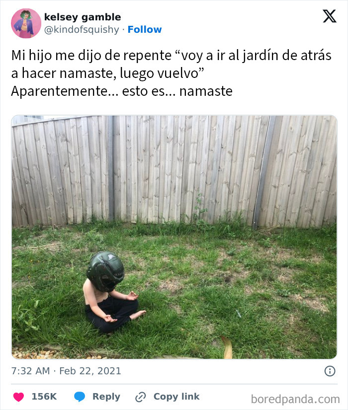 Niño haciendo yoga en el jardín con casco, un divertido fracaso infantil que hizo reír a los adultos.