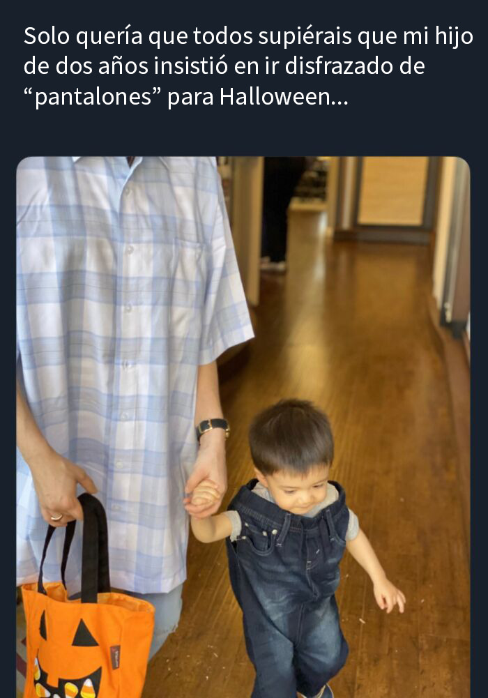 Niño disfrazado con pantalones para Halloween y adulto sosteniendo su mano, representando fallas infantiles divertidas.