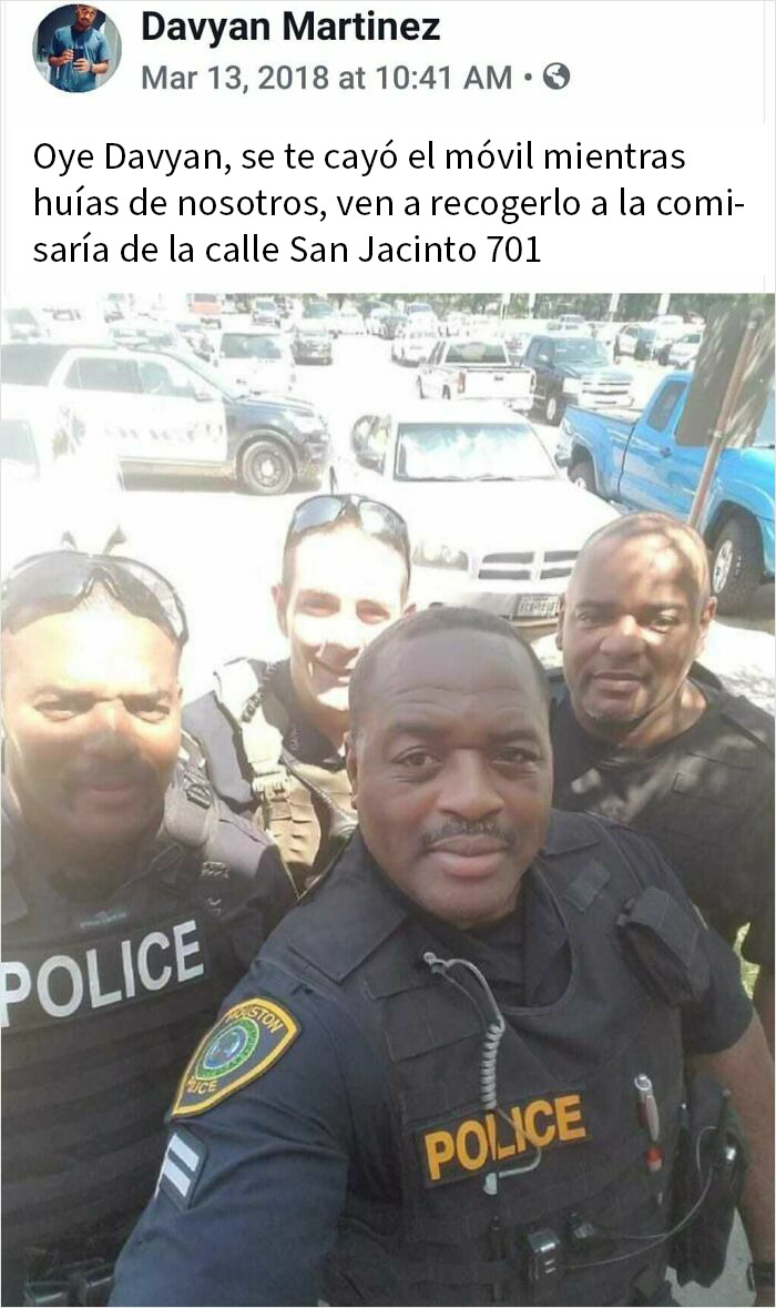 Un delincuente dejó caer su teléfono mientras huía de la policía. Se tomaron una selfi y le dijeron que podía recogerlo en comisaría