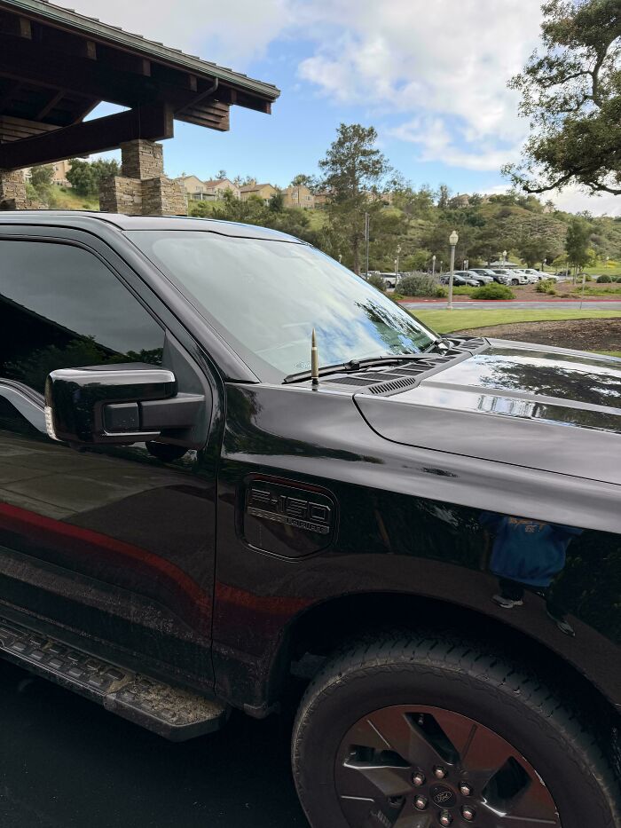 Una bala como antena del coche