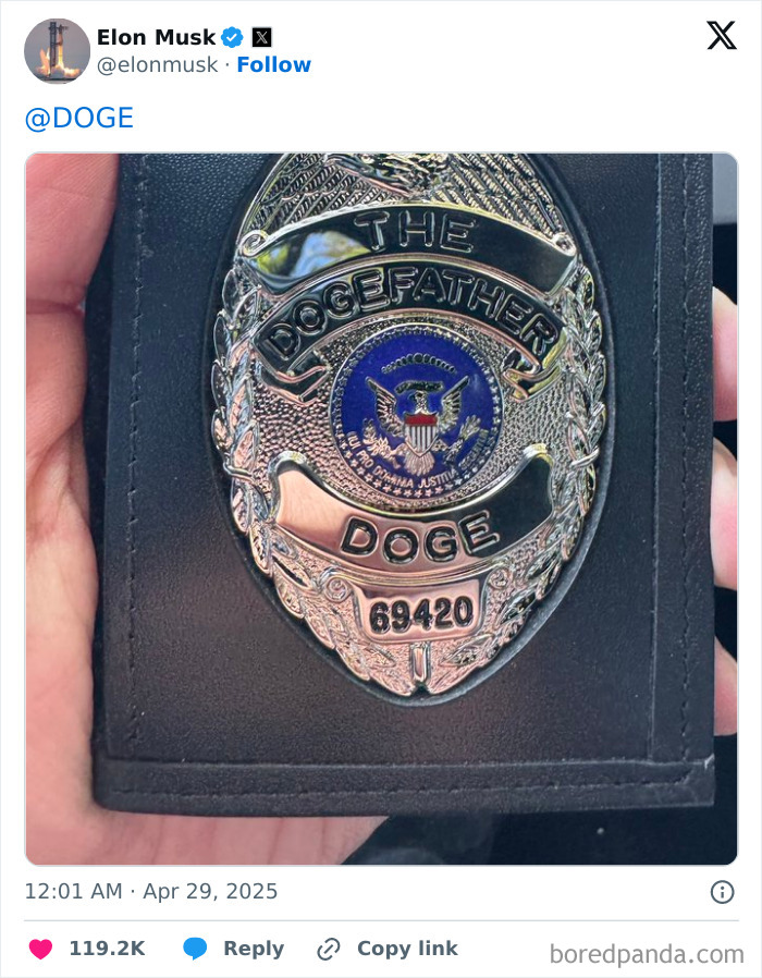 Elon presumiendo de placa Doge