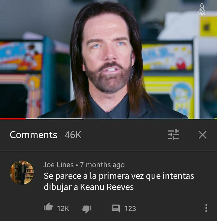Hombre con barba y cabello largo, en video con comentario humorístico, mostrando insultos que no parecen por su genialidad.