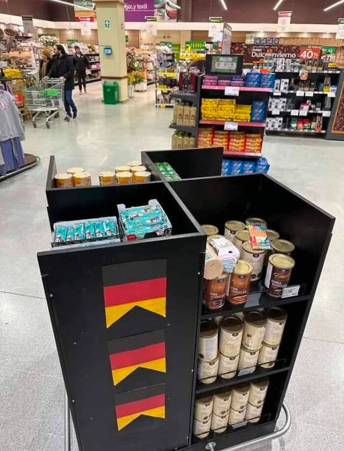 La forma de este estante con productos alemanes