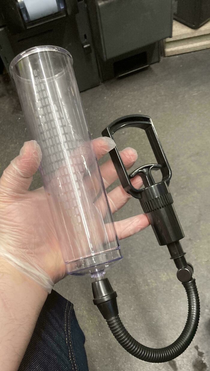 Tubo de succión de plástico que fue encontrado encima de un cubo de basura de una gasolinera