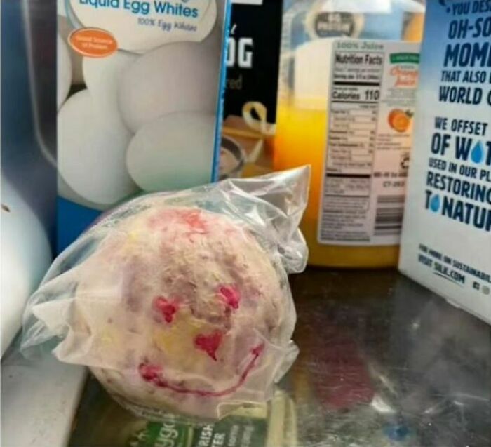 Mi esposo notó que nadie se comía las naranjas. Le dije que creo que inconscientemente las evito porque tengo eccema en las manos y pelarlas me lo empeora. Al día siguiente, esto estaba en la nevera. A partir de entonces, empezó a pelarme seis naranjas cada domingo para que me duraran toda la semana, y ha seguido haciéndolo (cuando quiero naranjas). Nunca se lo pedí. No necesito nada especial. Para mí, esto es amor.