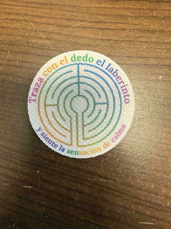 Una pegatina sensorial “relajante” con un laberinto imposible de resolver