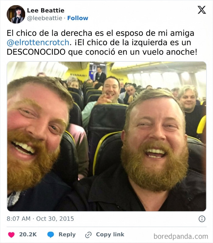 Desconocidos idénticos sentados juntos en el avión
