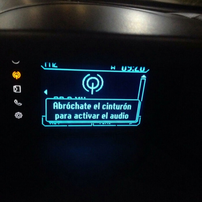 Este coche no me deja escuchar música a menos que me ponga el cinturón de seguridad.