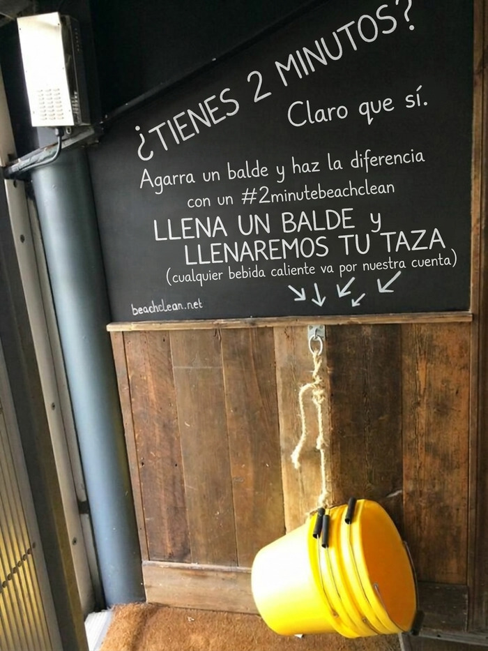 La cafetería de la playa más cercana a mi casa regala bebidas a las personas que recogen un cubo de basura de la playa.