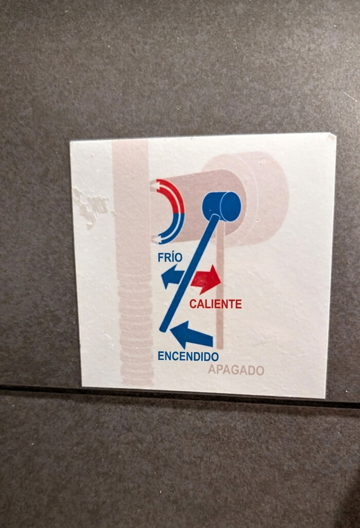 ¿Por qué todos los hoteles insisten en reinventar los controles de la ducha?
