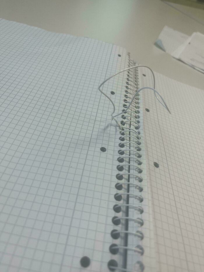Le presté mi cuaderno de matemáticas a un compañero de equipo durante un día (había faltado a clase) para que anotara todo. Me lo devolvió así.