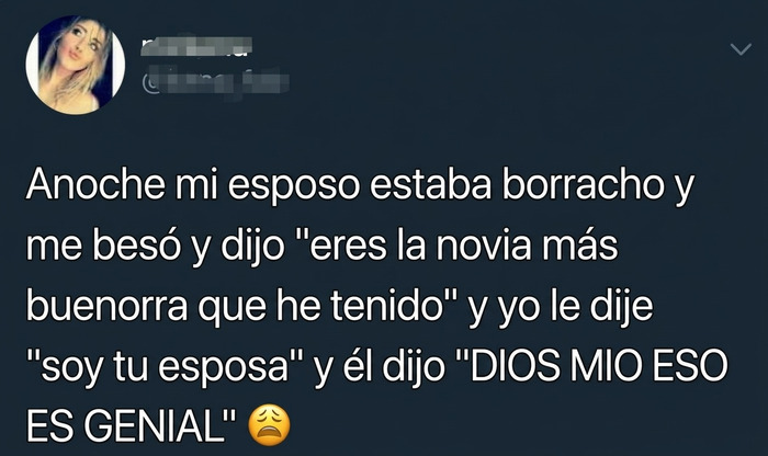 Captura de un tuit gracioso sobre parejas, ideal para memes divertidos.