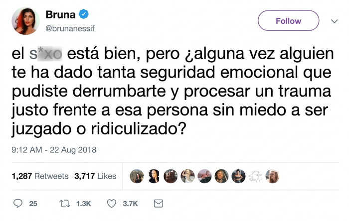 Captura de pantalla de un tweet reflexivo sobre relaciones y memes divertidos