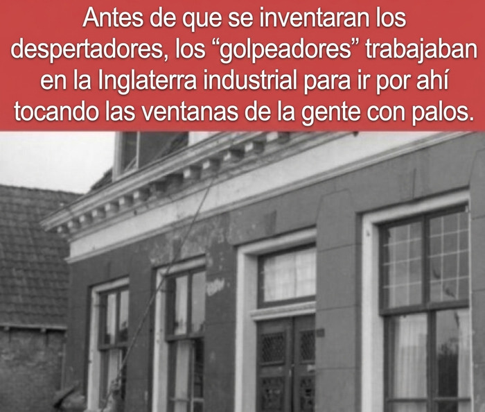 Un golpeador de la era industrial despertando a alguien, entre varios datos curiosos de la historia.
