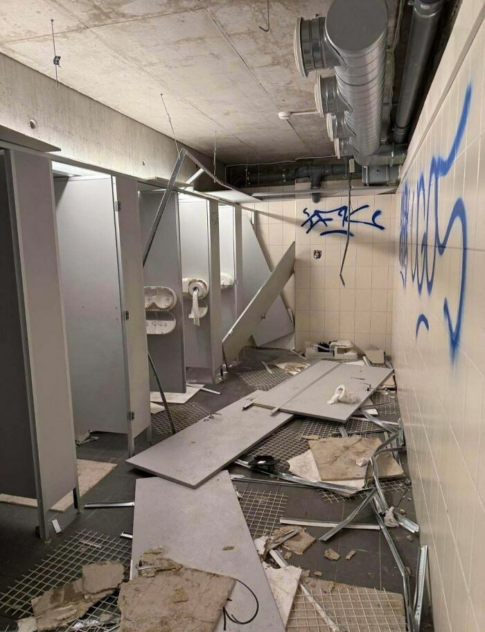 Baño público destrozado por vándalos egocéntricos que no respetan el espacio ajeno
