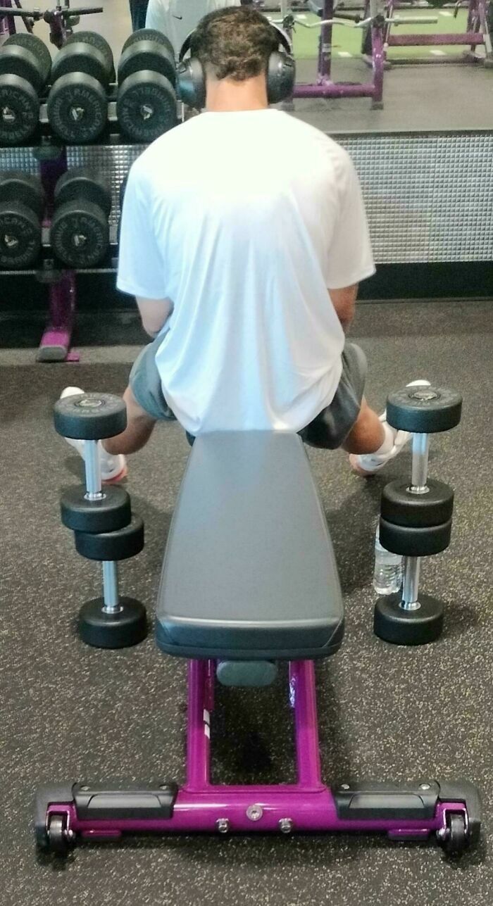 Hombre acaparando pesas en el gimnasio, ejemplo de egocéntricos en la vida real