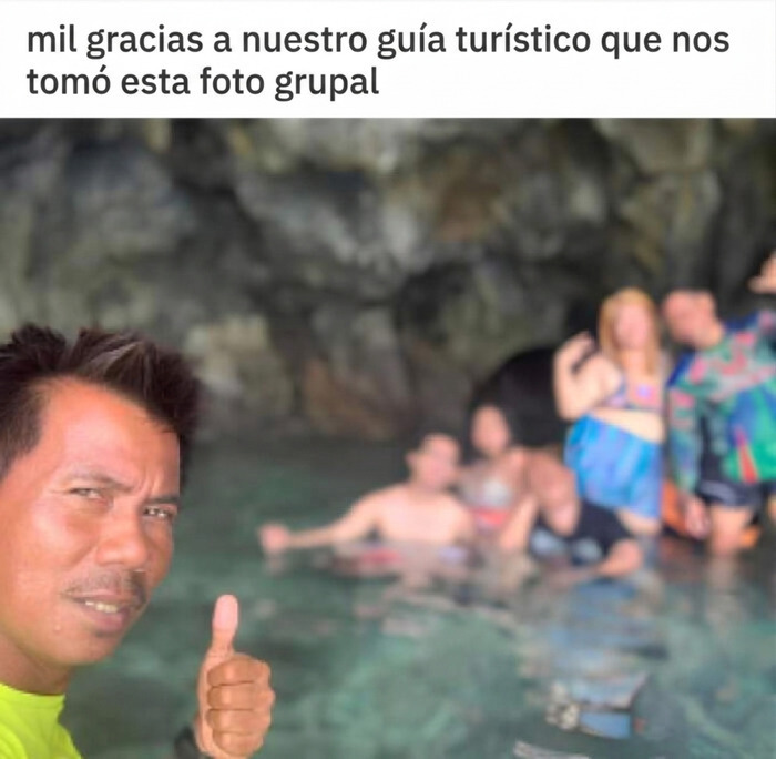 Guía de turismo egocéntrico toma una selfie borrosa tapando a los turistas en el agua