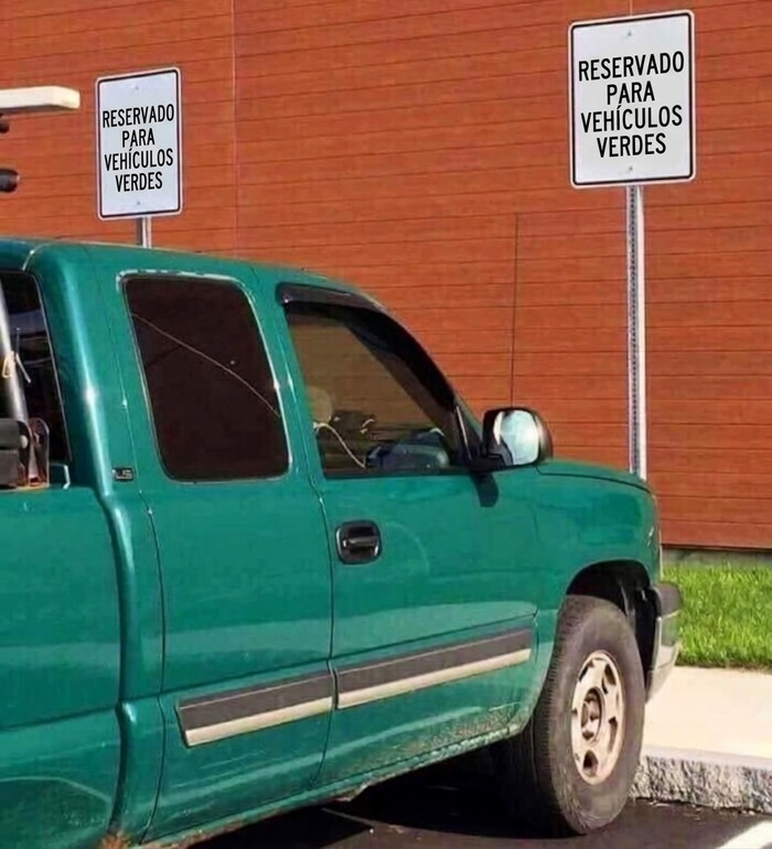 Camioneta verde estacionada en zona exclusiva, un meme gracioso para publicaciones divertidas.