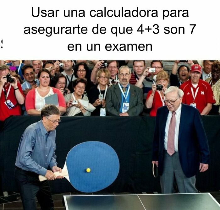 Meme de Bill Gates con raqueta de ping pong gigante, perfecto en publicaciones divertidas para relajarte