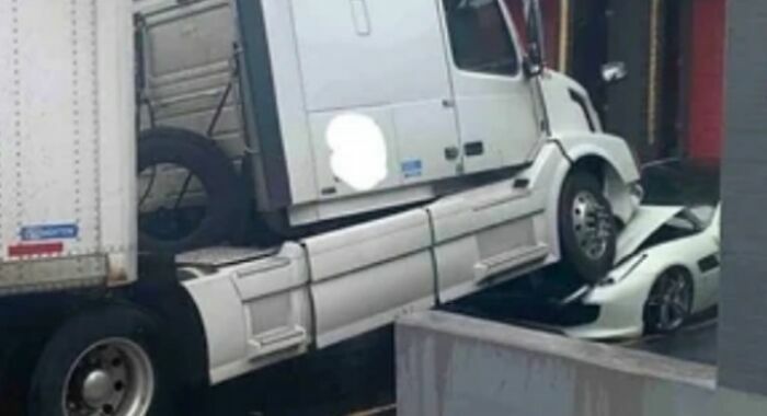 Camioneta chocando sobre un coche deportivo ilustrando de forma graciosa los errores de los peores jefes