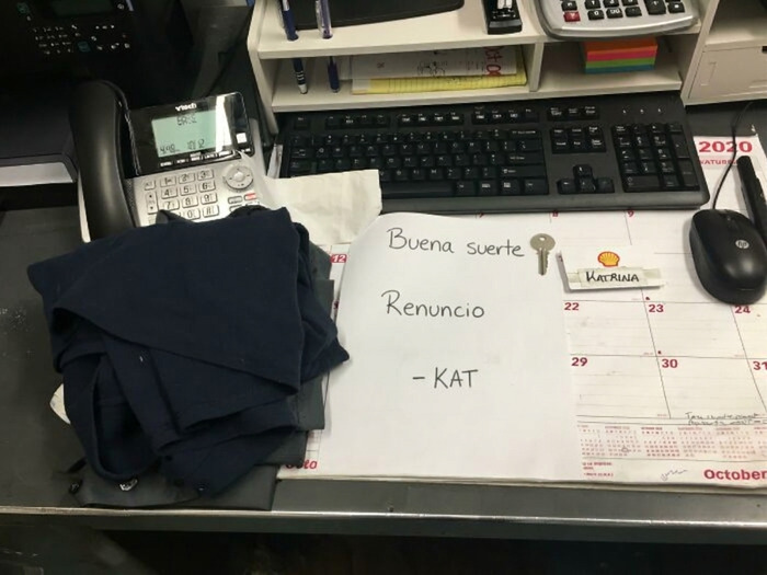 Nota de renuncia de una empleada llamada Kat sobre un escritorio, cansada de los peores jefes.