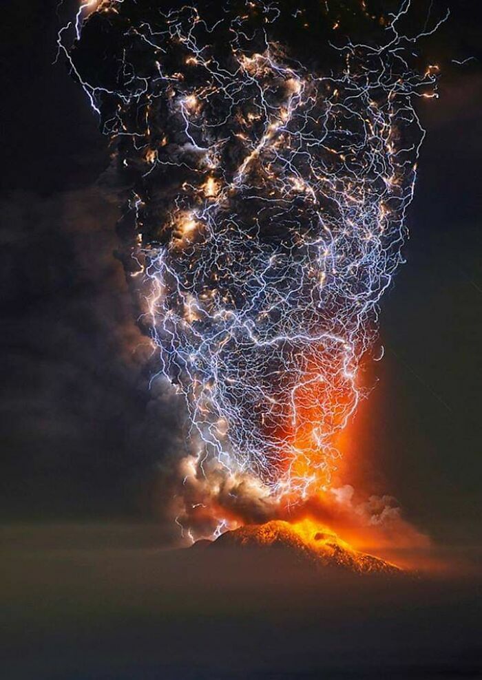 Erupción volcánica con relámpagos, una de las cosas tan curiosas como maravillosas de la naturaleza.