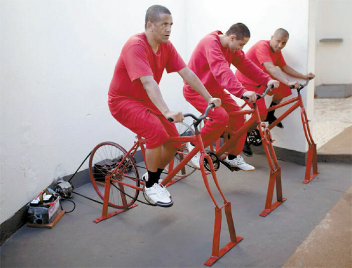 Prisioneros pedaleando para generar energía, ejemplo de cosas tan curiosas del mundo moderno
