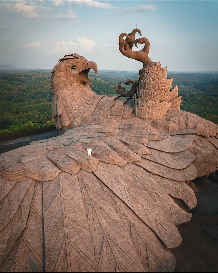 Estatua gigante de un águila en la montaña, una de las cosas tan curiosas en redes sociales