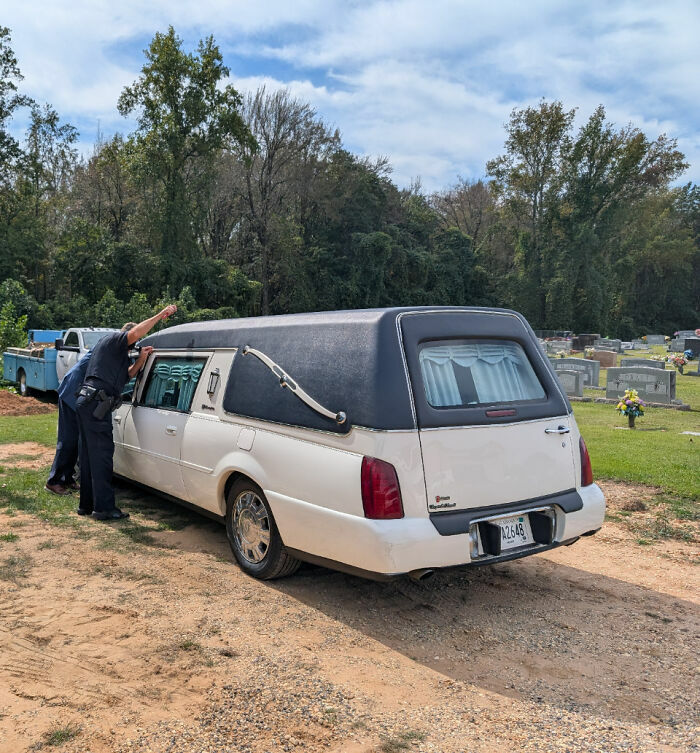 Coche funebre averiado en un cementerio como ejemplo de un mal dia inolvidable.