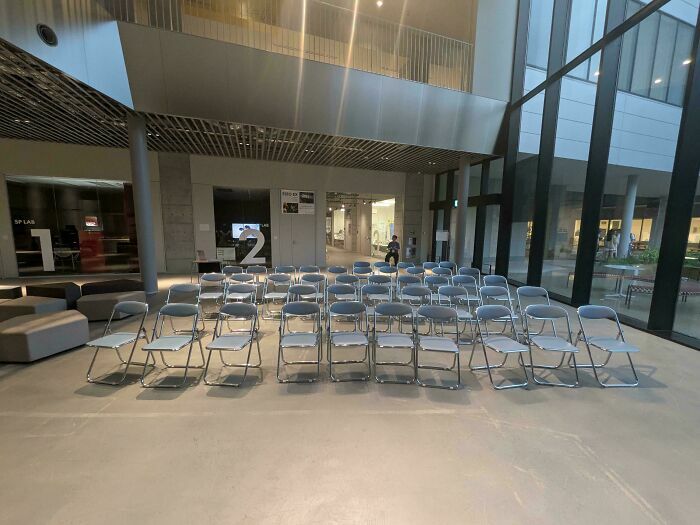 Salón de eventos vacío con una sola persona esperando para no tener un mal día.