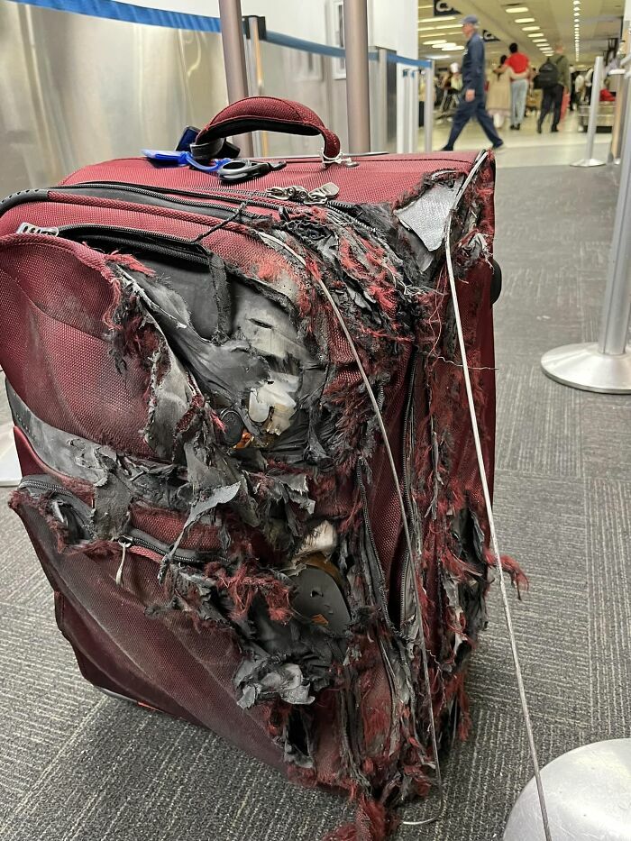 Maleta de viaje destrozada en el aeropuerto que causa un mal día