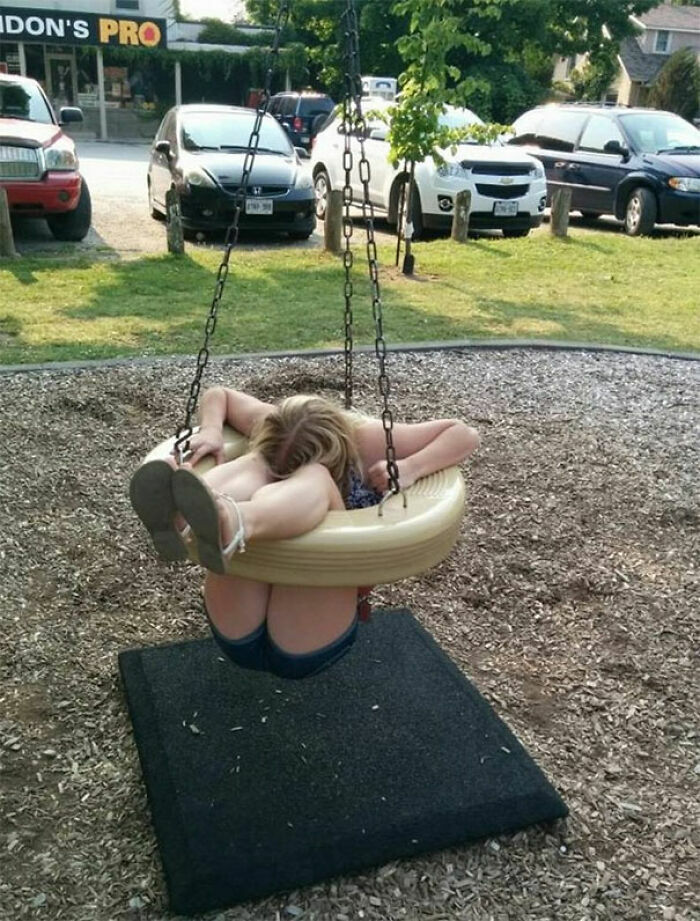 Persona atrapada en un columpio infantil durante un mal día
