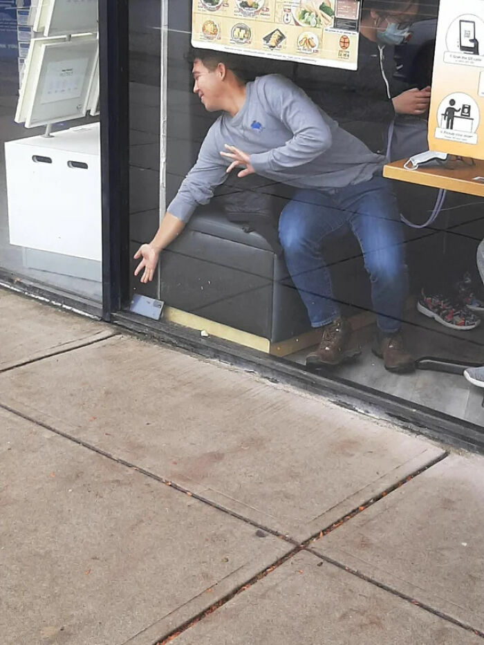 Hombre intentando alcanzar su celular caído tras un mal día