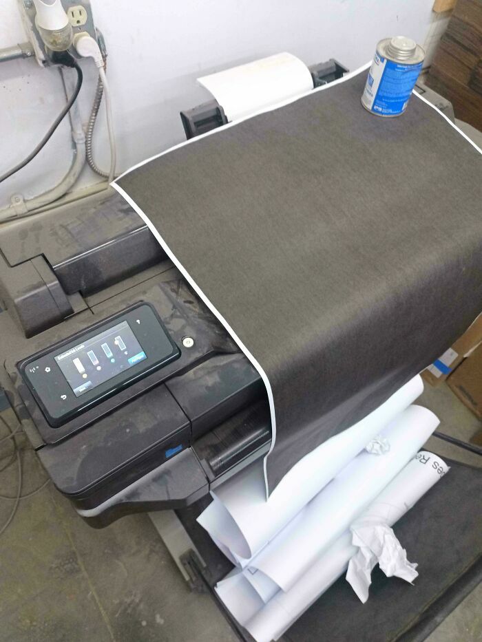 Impresora de oficina atascada con papel negro para un mal día