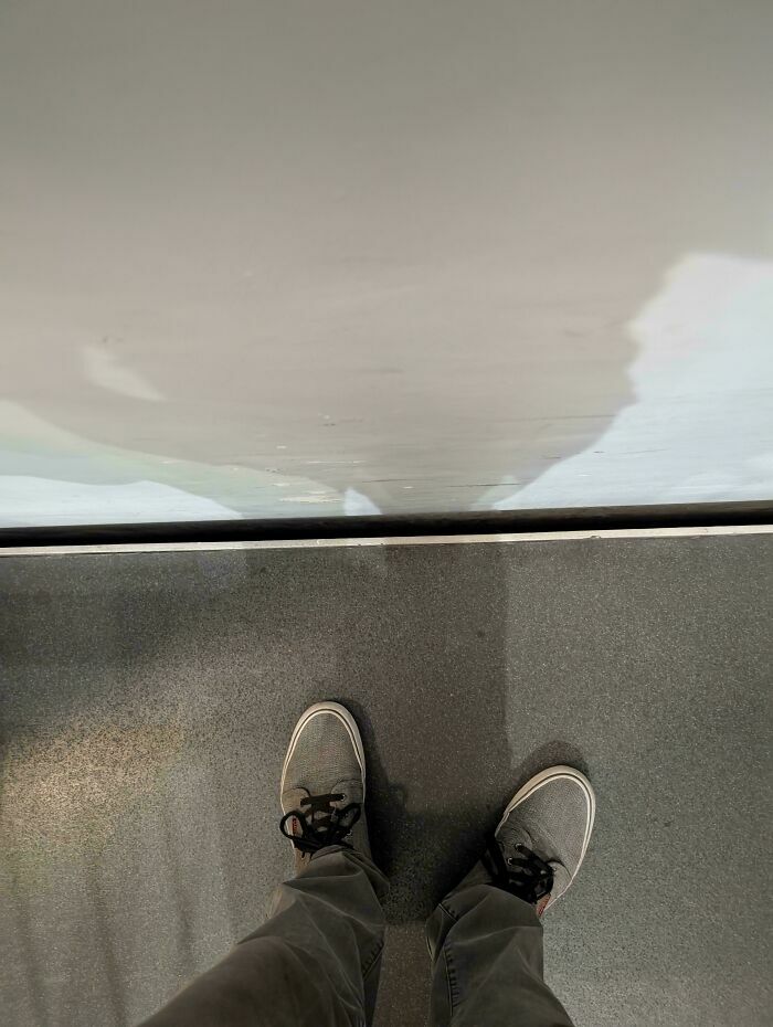 Zapatos al borde de un elevador atascado, fotos de un mal día que siempre puede empeorar