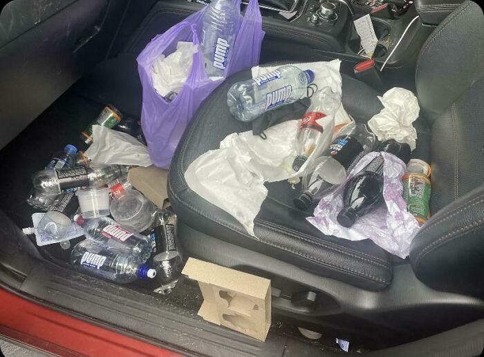 Asiento de coche lleno de basura y botellas plásticas vacías, fotos de un mal día