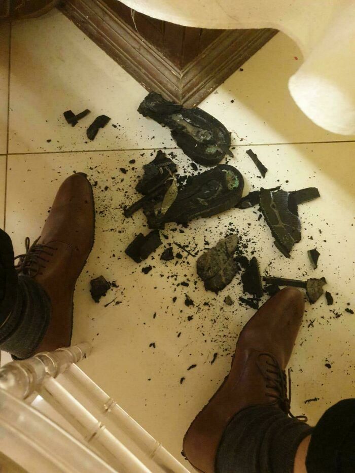 Zapatos elegantes con la suela rota en pedazos en el suelo, mostrando que siempre puede empeorar.