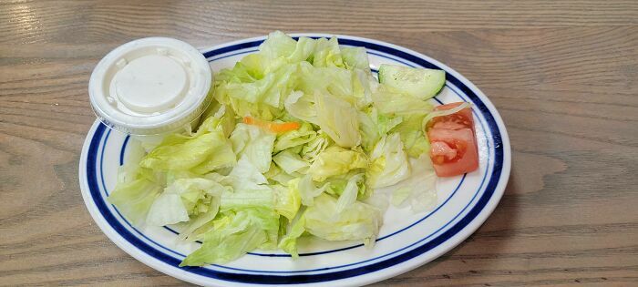Una ensalada muy simple y decepcionante que demuestra cómo un mal día siempre puede empeorar.