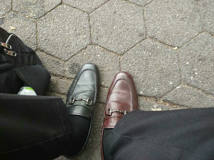 Persona usando un zapato negro y otro marron, un error gracioso que muestra que siempre puede empeorar.
