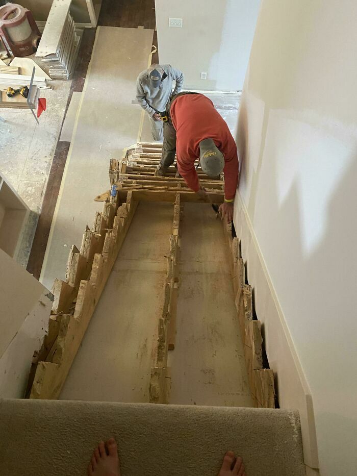Trabajadores reparando una escalera de madera sin escalones, demostrando que siempre puede empeorar un mal dia.